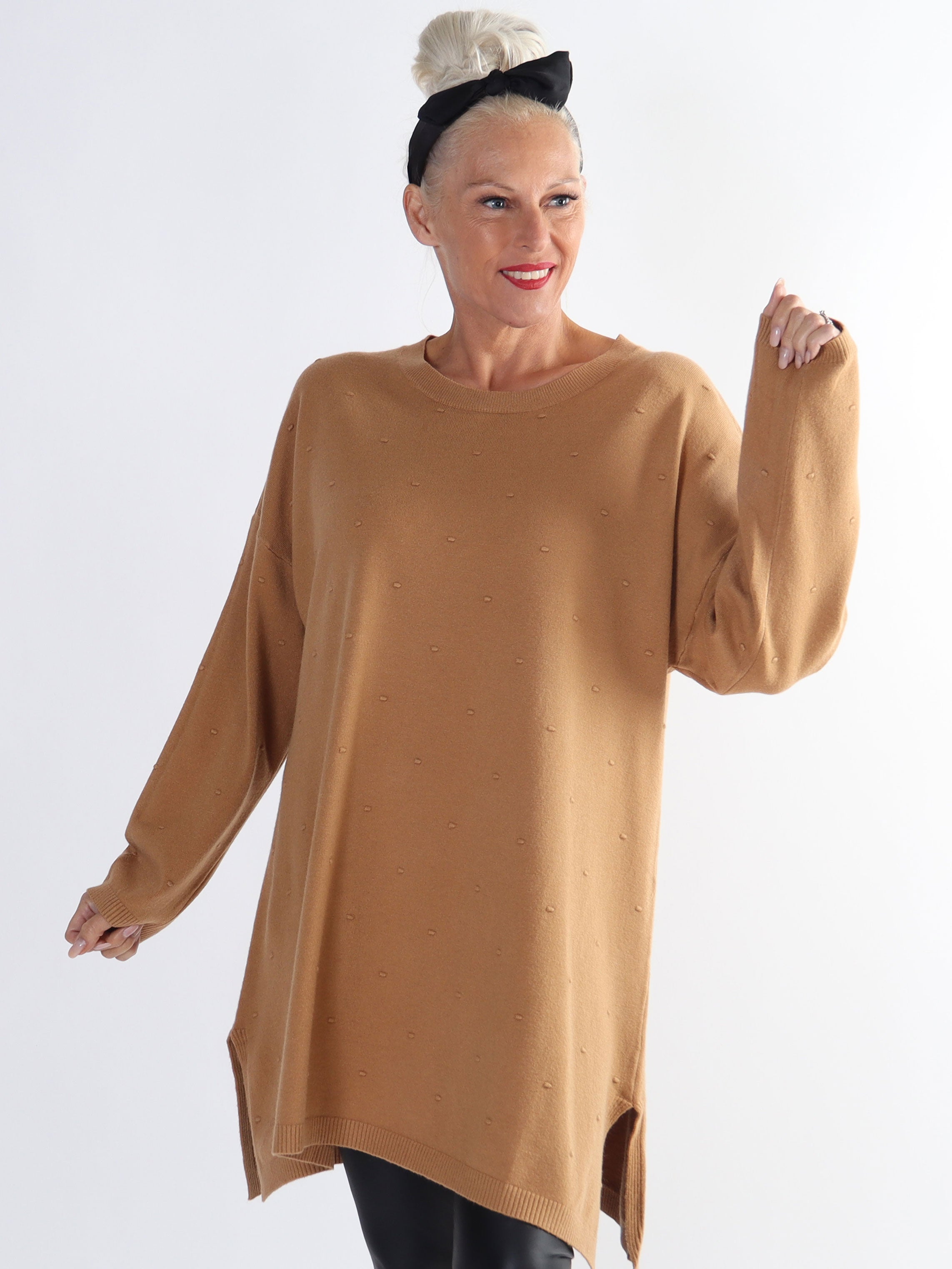 Zina - Plus size strikbluse med prikket detaljer i stoffet